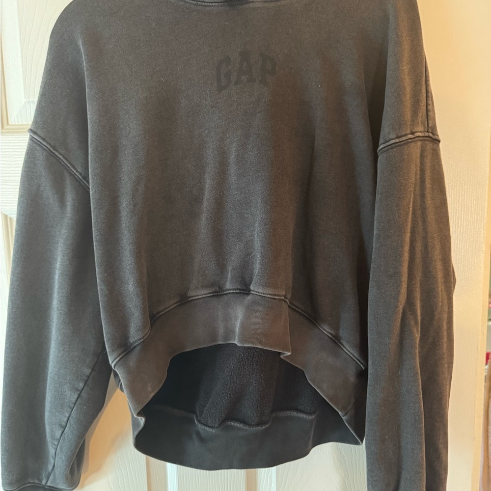 GAP Black Sweatshirt with Crew Neck and High-Low Hem